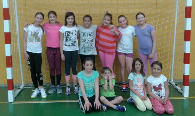 deklice na treningu rokometa